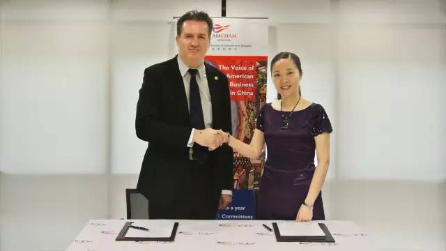 東方龍商務(wù)與美國(guó)商會(huì)正式簽訂戰(zhàn)略合作協(xié)議,深度展開(kāi)全方位合作 東方龍商務(wù)與美國(guó)商會(huì)正式簽訂戰(zhàn)略合作協(xié)議,深度展開(kāi)全方位合作