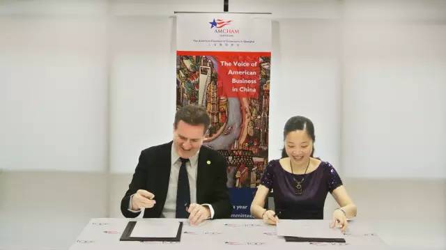 東方龍商務(wù)與美國(guó)商會(huì)正式簽訂戰(zhàn)略合作協(xié)議,深度展開(kāi)全方位合作 東方龍商務(wù)與美國(guó)商會(huì)正式簽訂戰(zhàn)略合作協(xié)議,深度展開(kāi)全方位合作